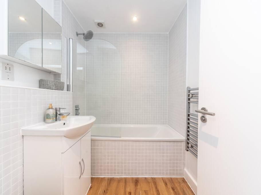 Bright & Modern 2-Bed Apartment In Vibrant East Лондон Экстерьер фото